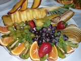 фрукты в тарелке оформление ананас банан апельсин виноград мианго киви